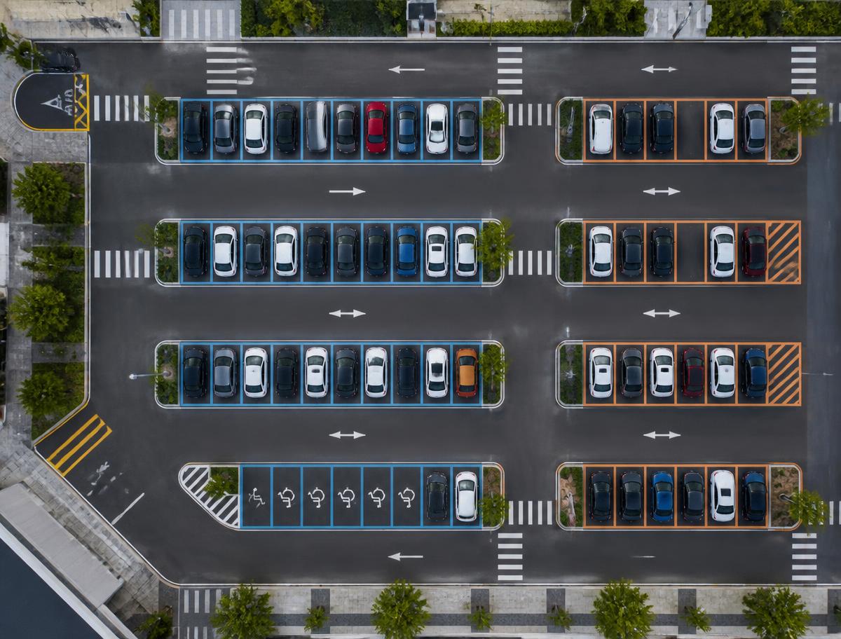 Vista aérea de estacionamento urbano com vagas demarcadas